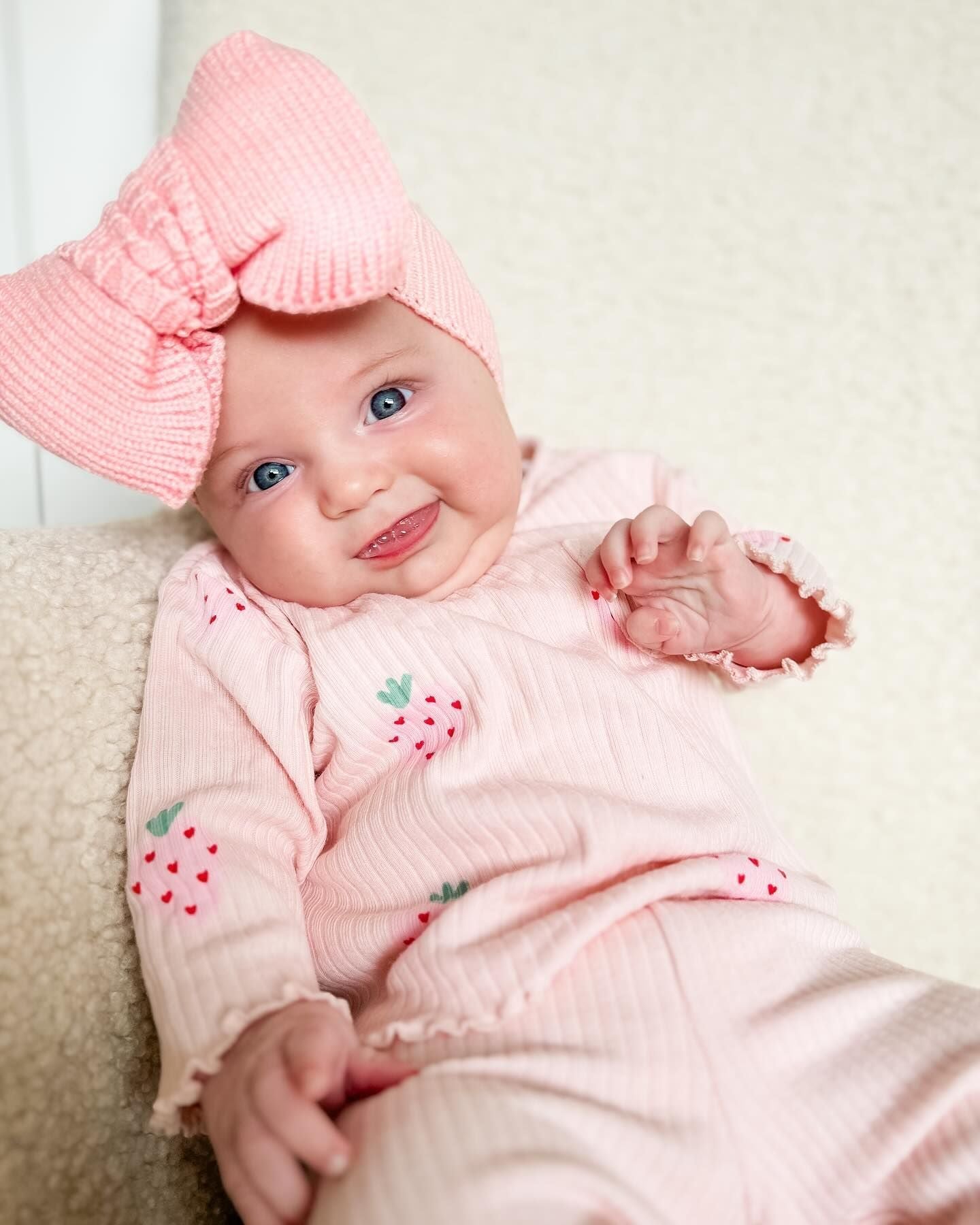3-Piece Baby Outfit Set – Printed Top, Pants & Hat for Infants